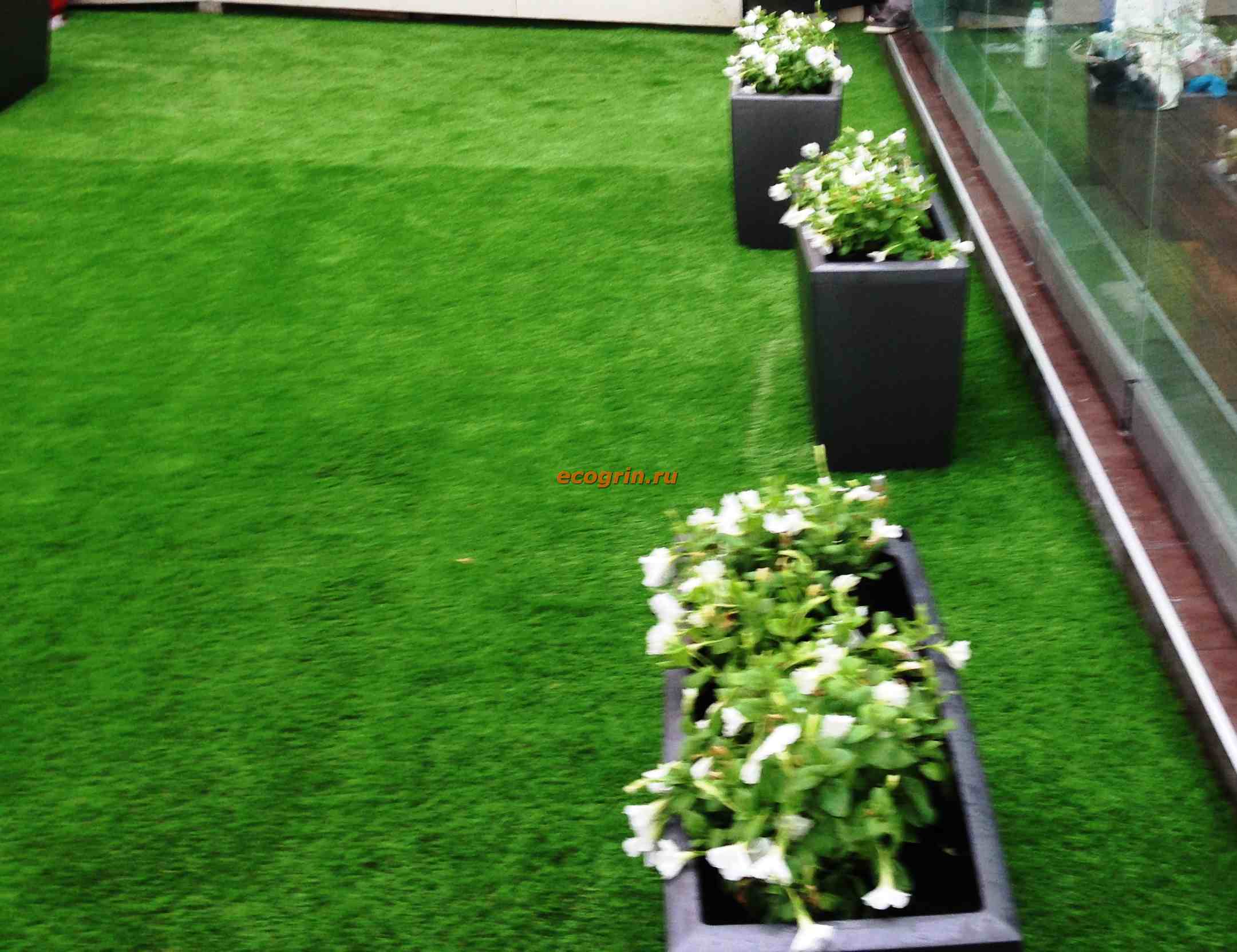 Искусственный газон на балконе фото